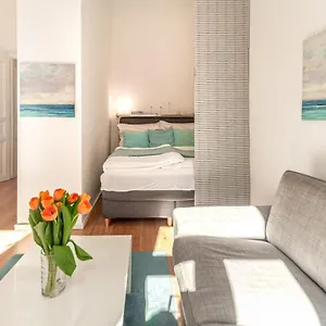 Luxurious And Bright, 5 Min To City Center Apartment